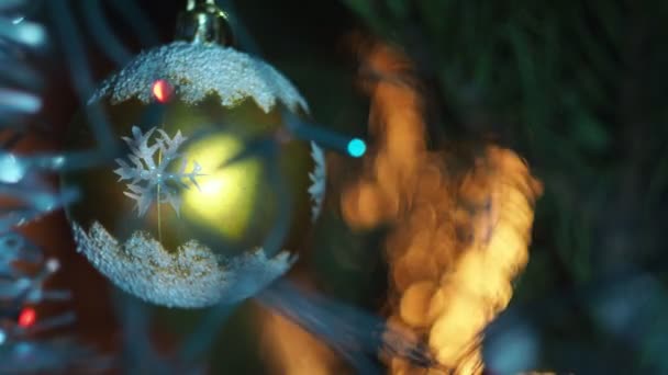 Fundo Festivo Pontos Coloridos Lanternas Brinquedos Natal Ouropel Árvore Natal — Vídeo de Stock