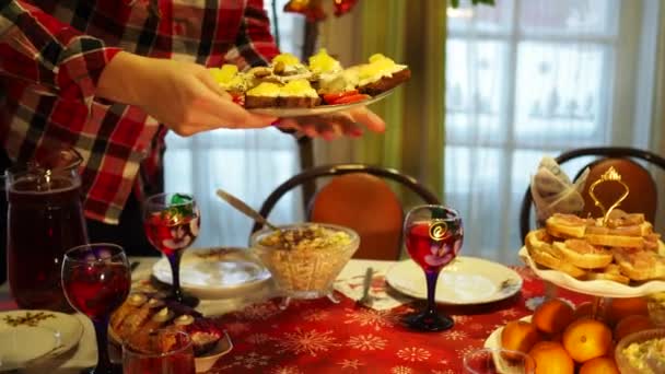 Vacaciones Las Manos Femeninas Ponen Los Platos Preparados Mesa Fiesta — Vídeo de stock