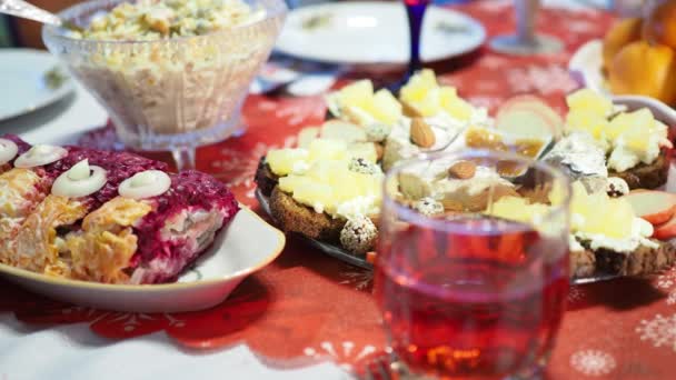 시즌이야 음식과 음료가 차려진 식탁이 휴일을 장식되어 클로즈업 — 비디오