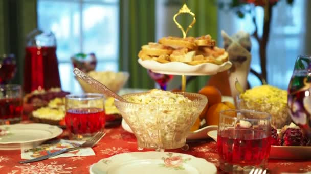 Ferienzeit Tisch Mit Verschiedenen Speisen Und Getränken Festlich Dekoriert Die — Stockvideo