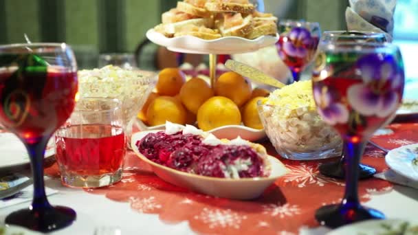 Temps Des Fêtes Les Petits Enfants Courent Autour Table Avec — Video