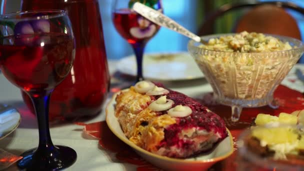Ferienzeit Tisch Mit Verschiedenen Speisen Und Getränken Festlich Dekoriert Die — Stockvideo