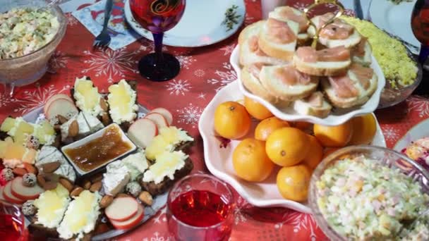 Temporada Vacaciones Mesa Con Varios Platos Bebidas Decorada Para Las — Vídeo de stock