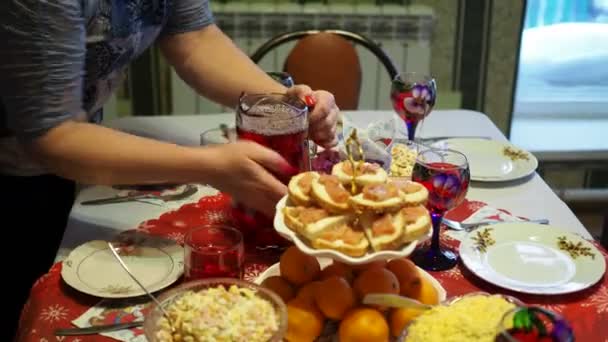 인질들 여성들이 손으로 음식을 식탁에 놓았습니다 초점이 않는다 — 비디오