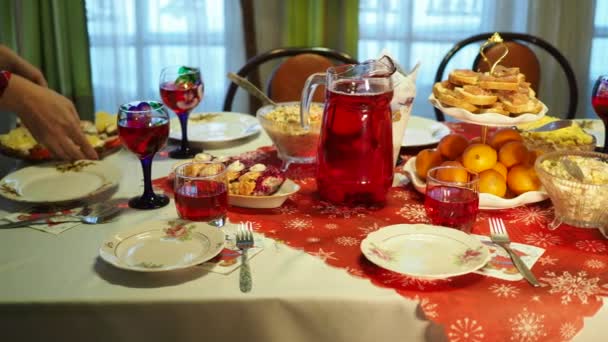 休日だ 女性の手はお祝いのテーブルの上に準備料理を置きます 集中できない — ストック動画