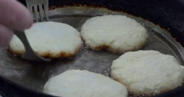 Basit yemek, Asya mutfağı. Aşçı bir çatalla döner, yağlı tavada kızartılmış lor böreği..