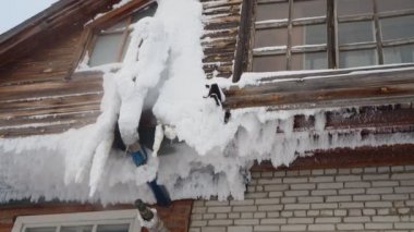 Buz. Ev çalışan bir gaz kazanının borusundan çıkan buharla kaplıydı..