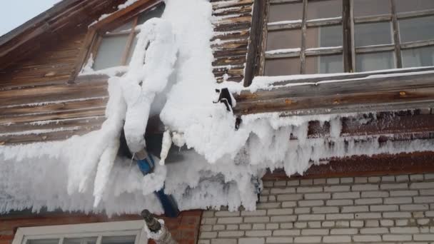 Froste Dům Byl Pokryt Mrazem Páry Vycházející Potrubí Kotle Pracovní — Stock video