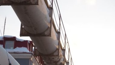 Binanın yanında büyük eski bir endüstriyel boru var. Yakın plan..