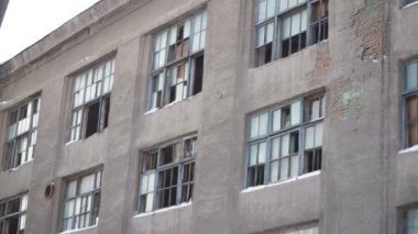 Kışın terk edilmiş eski bir sanayi binası. Kamera hareket ediyor..