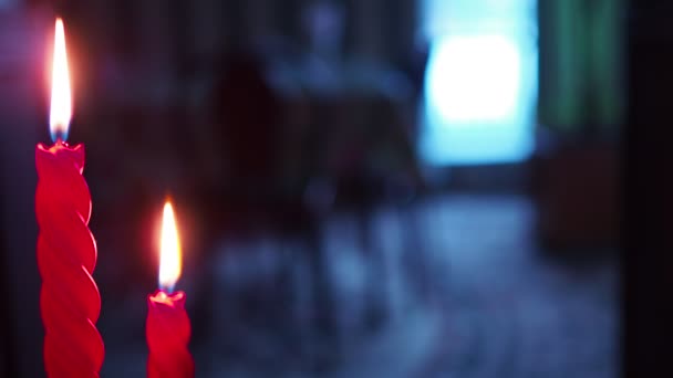 Свечи Две Свечи Горят Темноте Свете Окна Крупный План — стоковое видео