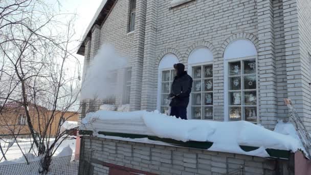 Rallentatore Uomo Abiti Caldi Getta Neve Con Una Pala Dal — Video Stock