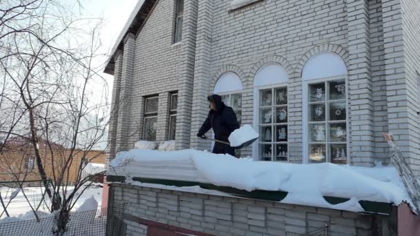 Movimento Lento Homem Roupas Quentes Joga Neve Com Uma Telhado — Vídeo de Stock