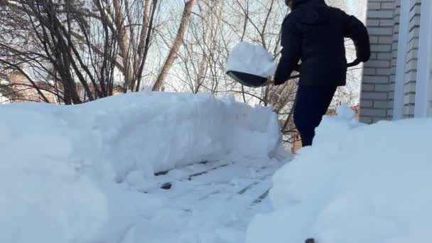 Zpomal Muž Teplých Šatech Odhazuje Sníh Lopatou Střechy Garáže Domu — Stock video