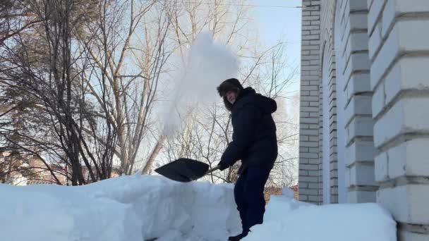 Rallentatore Uomo Abiti Caldi Getta Neve Con Una Pala Dal — Video Stock