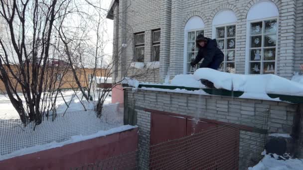 Cámara Lenta Hombre Con Ropa Abrigo Lanza Nieve Con Una — Vídeos de Stock