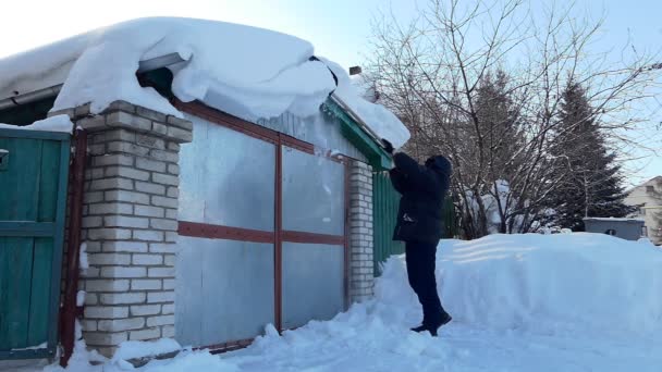 Rallentatore Uomo Abiti Caldi Getta Neve Con Una Pala Dal — Video Stock