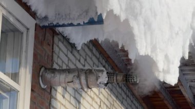 Buz. Ev çalışan bir gaz kazanının borusundan çıkan buharla kaplıydı..