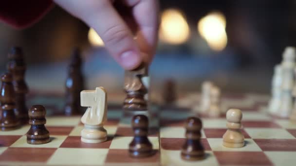 Σκάκι Χέρια Ενός Παιδιού Και Ενός Ενήλικα Μετακινούν Κομμάτια Της — Αρχείο Βίντεο