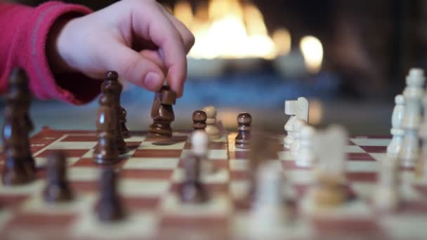 Σκάκι Χέρια Ενός Παιδιού Και Ενός Ενήλικα Μετακινούν Κομμάτια Της — Αρχείο Βίντεο