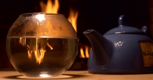 亚洲茶 中国茶花在一个球状玻璃瓶中 在炉火的背景下 在背光下酿制而成 — 图库视频影像