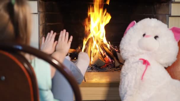 Ein Kind Feuer Ein Kleines Mädchen Mit Einer Großen Weißen — Stockvideo