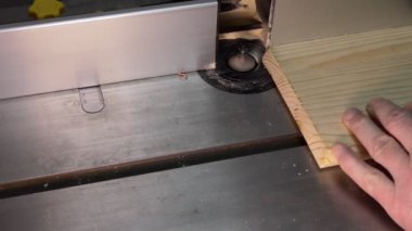 Ev atölyesi. Usta ahşap değirmen makinesinin ahşap bölmesini inceliyor. Yakın çekim..