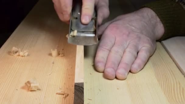 Workshop Woodworking Master Membuat Chamfer Papan Dengan Sebuah Planer Kecil — Stok Video