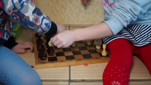 Sjakk Små Barn Spiller Sjakk Henhold Til Sine Egne Regler – stockvideo