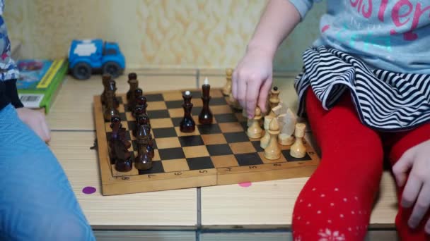 Schach Kleine Kinder Spielen Schach Nach Ihren Eigenen Regeln Nahaufnahme — Stockvideo