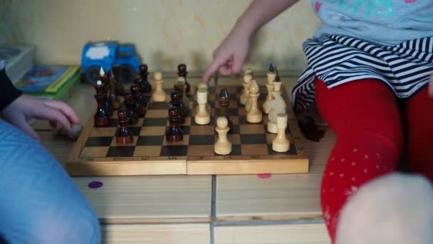 チェスだ 若い子供たちは自分のルールに従ってチェスをする — ストック動画