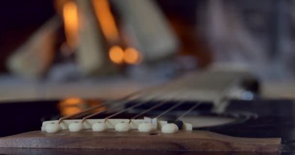 Una Guitarra Acústica Balancea Luz Parpadeante Contra Telón Fondo Llamas — Vídeos de Stock