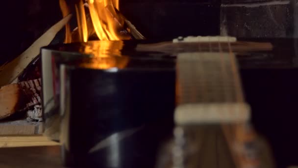 Mudança Foco Nas Cordas Uma Guitarra Acústica Sob Luz Cintilante — Vídeo de Stock