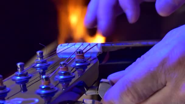 Instrument Musique Musicien Accorde Guitare Sur Fond Flamme — Video