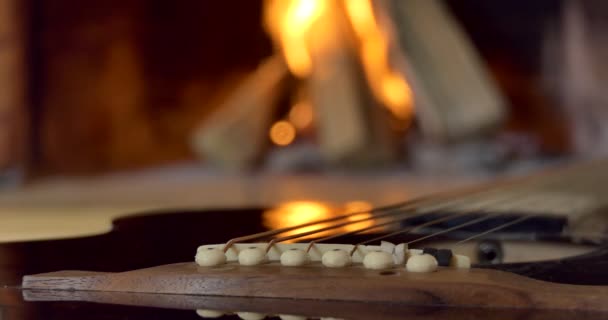 Ett Musikinstrument Akustisk Gitarr Gitarrsträngar Bakgrunden Eldstaden Lågan Närbild Fotografering — Stockvideo