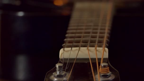 Instrumento Musical Cordas Guitarra Fundo Chama Lareira Câmara Está Mexer — Vídeo de Stock