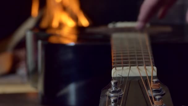 Instrumento Musical Los Dedos Del Músico Tocan Las Cuerdas Guitarra — Vídeo de stock