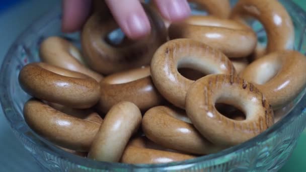 Kinder Und Essen Die Finger Eines Kleinen Kindes Sortieren Das — Stockvideo