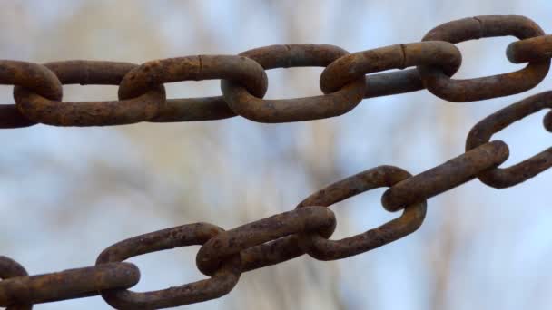 Catena Gli Anelli Della Vecchia Catena Arrugginita Giacciono Mucchio Telecamera — Video Stock