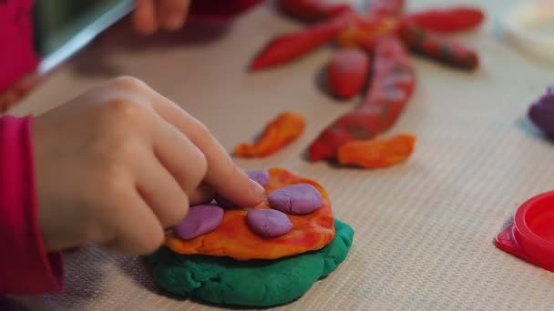 Дитинство Руки Маленької Дитини Яка Робить Пластиковий Пиріг Крупним Планом — стокове відео