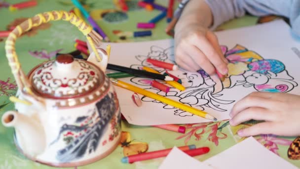Dzieci Ręce Małej Dziewczynki Która Starannie Maluje Rysunek Kolorowymi Ołówkami — Wideo stockowe