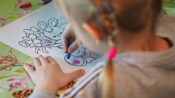 Barn Händerna Liten Flicka Som Målar Teckningen Med Färgpennor Närbild — Stockvideo