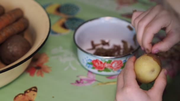 Pasti Cibo Semplice Mani Una Bambina Che Sbuccia Buccia Delle — Video Stock