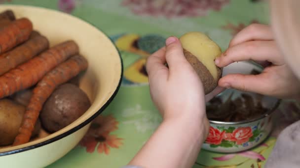 Refeição Comida Simples Mãos Uma Menina Que Descasca Casca Batatas — Vídeo de Stock