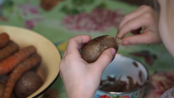 Pasti Cibo Semplice Mani Una Bambina Che Sbuccia Buccia Delle — Video Stock