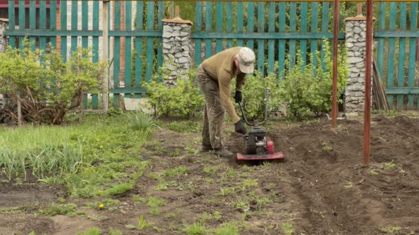 Ferme Agriculteur Démarre Petit Cultivateur Agricole Cultive Petites Surfaces Sol — Video