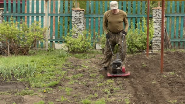 Farma Kultywator Rolnik Uprawia Małe Obszary Gleby Pomocą Małego Ciągnika — Wideo stockowe