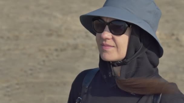 Coast Portrait Young Woman Holding Her Hat Her Hand Strong — Stockvideo