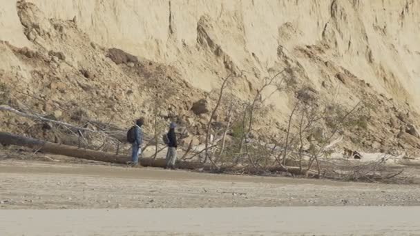 Milieu Kust Toeristen Lopen Langs Zandbank Van Rivier Siberië Buurt — Stockvideo