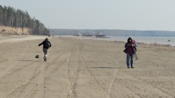 Wybrzeże Środowisko Młoda Kobieta Biegnie Wzdłuż Piaszczystej Plaży Próbując Złapać — Wideo stockowe